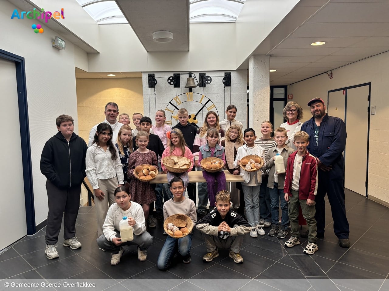 Burgemeester ontbijt met leerlingen uit Nieuwe-Tonge
